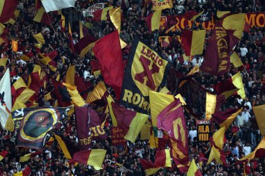 Roma, İtalya 04.05.2025: İtalyan futbol şampiyonluğu Serie A Enilive 2024-2025 karşılaşmasında Roman taraftarları Roma 'daki Stadio Olimpico' da AS Roman ACF Fiorentina 'ya karşı oynuyor.
