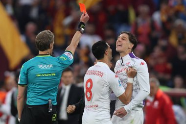 Roma, İtalya 04.05.2025: hakem Daniele Chiffi İtalya futbol şampiyonası Serie A Enilive 2024-2025 sezonu sonunda Roma 'daki Stadio Olimpico' da AS Roma ACF Fiorentina 'ya karşı oynanan Stadio Olimpico karşılaşmasında Fiorentina' lı Nicolo Zaniolo için kırmızı kart gösterdi..