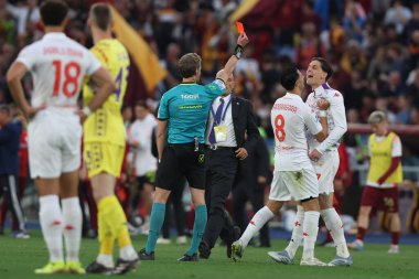 Roma, İtalya 04.05.2025: hakem Daniele Chiffi İtalya futbol şampiyonası Serie A Enilive 2024-2025 sezonu sonunda Roma 'daki Stadio Olimpico' da AS Roma ACF Fiorentina 'ya karşı oynanan Stadio Olimpico karşılaşmasında Fiorentina' lı Nicolo Zaniolo için kırmızı kart gösterdi..