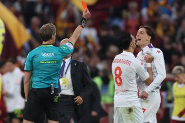 Roma, İtalya 04.05.2025: hakem Daniele Chiffi İtalya futbol şampiyonası Serie A Enilive 2024-2025 sezonu sonunda Roma 'daki Stadio Olimpico' da AS Roma ACF Fiorentina 'ya karşı oynanan Stadio Olimpico karşılaşmasında Fiorentina' lı Nicolo Zaniolo için kırmızı kart gösterdi..