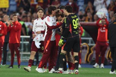 Roma, İtalya 04.05.2025: İtalyan futbol şampiyonası sırasında Edoardo Love, Mile Svilar Serie A Enilive 2024-2025 Roma ACF Fiorentina 'ya karşı Roma' daki Stadio Olimpico 'da oynanan karşılaşma.