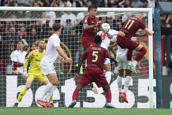 Roma, İtalya 04.05.2025: Romanlardan Gianluca Mancini, İtalya futbol şampiyonası sırasında Roman Artem Dovbyk Serie A Enilive 2024-2025 Roma ACF Fiorentina 'ya karşı Roma' daki Stadio Olimpico 'da oynanan Roma maçında.