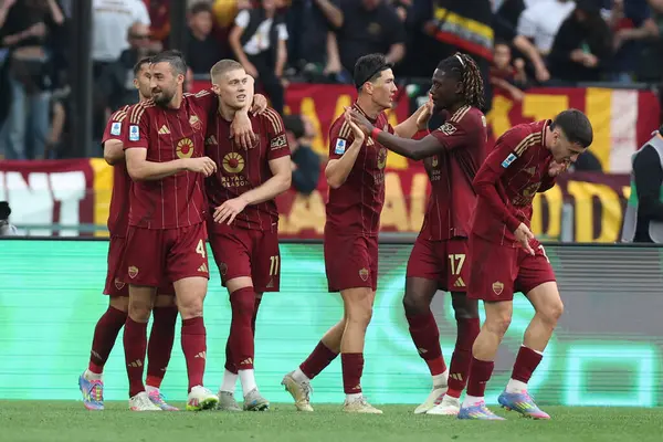 Roma, İtalya 04.05.2025: Roma 'dan Artem Dovbyk gol 1-0 ve İtalya futbol şampiyonası Serie A Enilive 2024-2025 maçında Roma' daki Stadio Olimpico 'da AS Roman ACF Fiorentina' ya karşı oynanan karşılaşmada takımla birlikte kutlama yaptı..