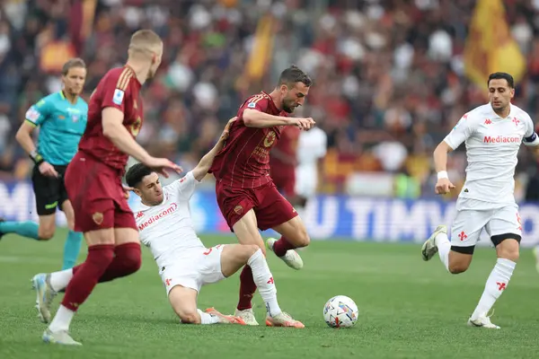 Roma, İtalya 04.05.2025: Fiorentina 'dan Fabiano Parisi, İtalya futbol şampiyonluğu sırasında Roman Bryan Cristante Serie A Enilive 2024-2025 Roma ACF Fiorentina' ya karşı Roma 'daki Stadio Olimpico' da oynanan karşılaşma.