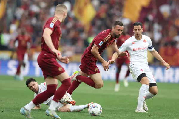 Roma, İtalya 04.05.2025: Fiorentina 'dan Fabiano Parisi, İtalya futbol şampiyonluğu sırasında Roman Bryan Cristante Serie A Enilive 2024-2025 Roma ACF Fiorentina' ya karşı Roma 'daki Stadio Olimpico' da oynanan karşılaşma.