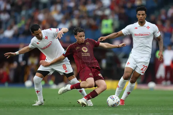 Roma, İtalya 04.05.2025: Fiorentina 'dan Rolando Mandragora, Roma' dan Niccolo Pisilli, İtalya futbol şampiyonası sırasında Fiorentina 'dan Cher Ndour Serie A Enilive 2024-2025 Roma' daki Stadio Olimpico 'da AS Roma' ya karşı ACF Fiorentina karşılaşması.
