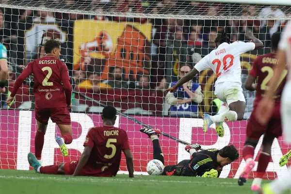 Roma, İtalya 04.05.2025: İtalyan futbol şampiyonası Serie A Enilive 2024-2025 maçında Roma 'daki Stadio Olimpico' da AS Roma 'ya karşı ACF Fiorentina maçında gol kaydedildi.