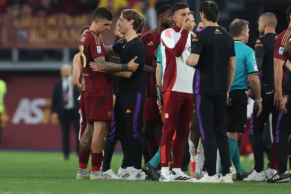 Roma, İtalya 04.05.2025: İtalyan futbol şampiyonluğu sırasında Edoardo Love ve Gianluca Mancini İtalya 'da oynanan Serie A Enilive 2024-2025 karşılaşmasında Roma ACF Fiorentina' ya karşı Roma Olimpico Stadyumu 'nda mücadele etti..