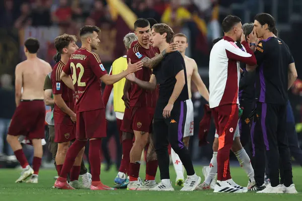 Roma, İtalya 04.05.2025: Roman Stephan El Shaarawy, Roman Gianluca Mancini, İtalyan futbol şampiyonası sonunda Eduardo Love Serie A Enilive 2024-2025 Roma ACF Fiorentina 'ya karşı Roma' daki Stadio Olimpico 'da oynanan karşılaşma.