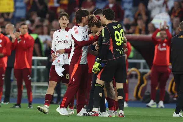 Roma, İtalya 04.05.2025: İtalyan futbol şampiyonası sırasında Edoardo Love, Mile Svilar Serie A Enilive 2024-2025 Roma ACF Fiorentina 'ya karşı Roma' daki Stadio Olimpico 'da oynanan karşılaşma.