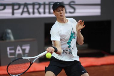 Roma İtalya 05.05.2025: Jannik Sinner 'ın ilk antrenman oturumu, diskalifiye olduktan sonra, 2025 Roma Uluslararası Tenis Şampiyonası' nda.