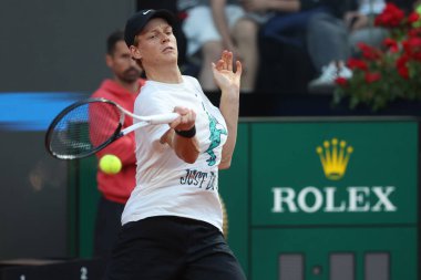 Roma İtalya 05.05.2025: Jannik Sinner 'ın ilk antrenman oturumu, diskalifiye olduktan sonra, 2025 Roma Uluslararası Tenis Şampiyonası' nda.