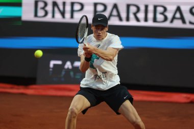 Roma İtalya 05.05.2025: Jannik Sinner 'ın ilk antrenman oturumu, diskalifiye olduktan sonra, 2025 Roma Uluslararası Tenis Şampiyonası' nda.
