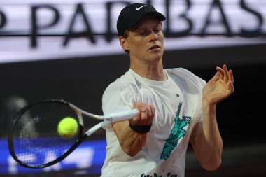 Roma İtalya 05.05.2025: Jannik Sinner 'ın ilk antrenman oturumu, diskalifiye olduktan sonra, 2025 Roma Uluslararası Tenis Şampiyonası' nda.