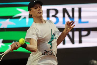 Roma İtalya 05.05.2025: Jannik Sinner 'ın ilk antrenman oturumu, diskalifiye olduktan sonra, 2025 Roma Uluslararası Tenis Şampiyonası' nda.