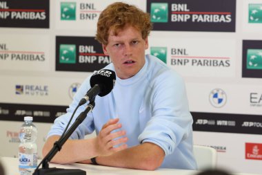 Roma İtalya 05.05.2025: Jannik Sinner için diskalifiye olduktan sonra ilk basın toplantısı, Roma 'daki Foro Italico merkez mahkemesinin basın odasında 2025 İbnl uluslararası tenis turnuvasında gerçekleşti.