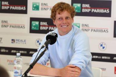 Roma İtalya 05.05.2025: Jannik Sinner için diskalifiye olduktan sonra ilk basın toplantısı, Roma 'daki Foro Italico merkez mahkemesinin basın odasında 2025 İbnl uluslararası tenis turnuvasında gerçekleşti.