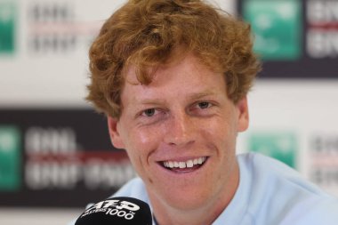 Roma İtalya 05.05.2025: Jannik Sinner için diskalifiye olduktan sonra ilk basın toplantısı, Roma 'daki Foro Italico merkez mahkemesinin basın odasında 2025 İbnl uluslararası tenis turnuvasında gerçekleşti.