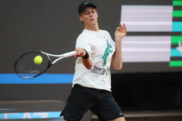 Roma İtalya 05.05.2025: Jannik Sinner 'ın ilk antrenman oturumu, diskalifiye olduktan sonra, 2025 Roma Uluslararası Tenis Şampiyonası' nda.