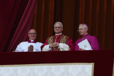 Roma, İtalya 08-05-2025: Yeni papa Aziz Peter Bazilikası 'nın orta balkonunda göründü: Papa 16. Leo, Amerikan Kardinali Robert Francis Prevost, Papa Francis Prevost' un halefi..