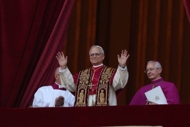 Roma, İtalya 08-05-2025: Yeni papa Aziz Peter Bazilikası 'nın orta balkonunda göründü: Papa 16. Leo, Amerikan Kardinali Robert Francis Prevost, Papa Francis Prevost' un halefi..