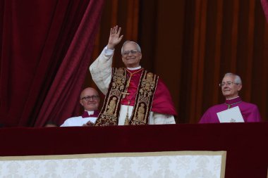 Roma, İtalya 08-05-2025: Yeni papa Aziz Peter Bazilikası 'nın orta balkonunda göründü: Papa 16. Leo, Amerikan Kardinali Robert Francis Prevost, Papa Francis Prevost' un halefi..