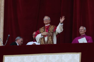 Roma, İtalya 08-05-2025: Yeni papa Aziz Peter Bazilikası 'nın orta balkonunda göründü: Papa 16. Leo, Amerikan Kardinali Robert Francis Prevost, Papa Francis Prevost' un halefi..