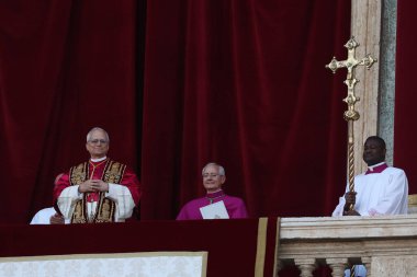 Roma, İtalya 08-05-2025: Yeni papa Aziz Peter Bazilikası 'nın orta balkonunda göründü: Papa 16. Leo, Amerikan Kardinali Robert Francis Prevost, Papa Francis Prevost' un halefi..