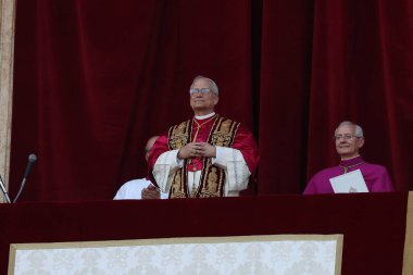 Roma, İtalya 08-05-2025: Yeni papa Aziz Peter Bazilikası 'nın orta balkonunda göründü: Papa 16. Leo, Amerikan Kardinali Robert Francis Prevost, Papa Francis Prevost' un halefi..
