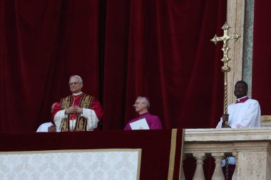 Roma, İtalya 08-05-2025: Yeni papa Aziz Peter Bazilikası 'nın orta balkonunda göründü: Papa 16. Leo, Amerikan Kardinali Robert Francis Prevost, Papa Francis Prevost' un halefi..