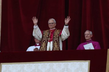 Roma, İtalya 08-05-2025: Yeni papa Aziz Peter Bazilikası 'nın orta balkonunda göründü: Papa 16. Leo, Amerikan Kardinali Robert Francis Prevost, Papa Francis Prevost' un halefi..