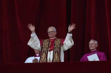 Roma, İtalya 08-05-2025: Yeni papa Aziz Peter Bazilikası 'nın orta balkonunda göründü: Papa 16. Leo, Amerikan Kardinali Robert Francis Prevost, Papa Francis Prevost' un halefi..