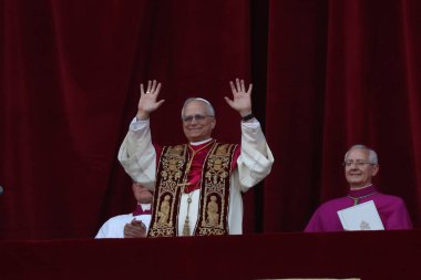 Roma, İtalya 08-05-2025: Yeni papa Aziz Peter Bazilikası 'nın orta balkonunda göründü: Papa 16. Leo, Amerikan Kardinali Robert Francis Prevost, Papa Francis Prevost' un halefi..