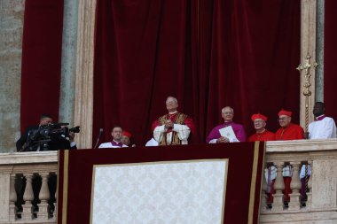 Roma, İtalya 08-05-2025: Yeni papa Aziz Peter Bazilikası 'nın orta balkonunda göründü: Papa 16. Leo, Amerikan Kardinali Robert Francis Prevost, Papa Francis Prevost' un halefi..