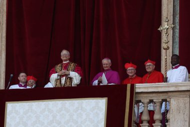 Roma, İtalya 08-05-2025: Yeni papa Aziz Peter Bazilikası 'nın orta balkonunda göründü: Papa 16. Leo, Amerikan Kardinali Robert Francis Prevost, Papa Francis Prevost' un halefi..
