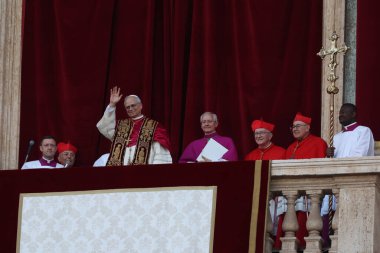 Roma, İtalya 08-05-2025: Yeni papa Aziz Peter Bazilikası 'nın orta balkonunda göründü: Papa 16. Leo, Amerikan Kardinali Robert Francis Prevost, Papa Francis Prevost' un halefi..