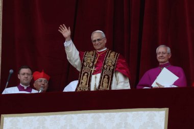 Roma, İtalya 08-05-2025: Yeni papa Aziz Peter Bazilikası 'nın orta balkonunda göründü: Papa 16. Leo, Amerikan Kardinali Robert Francis Prevost, Papa Francis Prevost' un halefi..