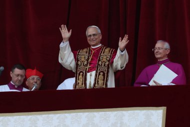 Roma, İtalya 08-05-2025: Yeni papa Aziz Peter Bazilikası 'nın orta balkonunda göründü: Papa 16. Leo, Amerikan Kardinali Robert Francis Prevost, Papa Francis Prevost' un halefi..
