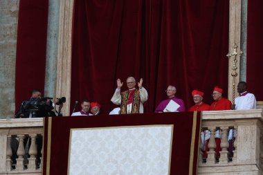 Roma, İtalya 08-05-2025: Yeni papa Aziz Peter Bazilikası 'nın orta balkonunda göründü: Papa 16. Leo, Amerikan Kardinali Robert Francis Prevost, Papa Francis Prevost' un halefi..