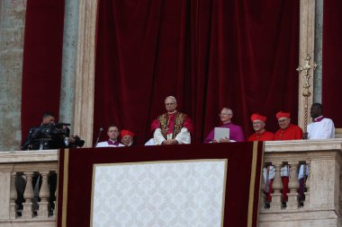 Roma, İtalya 08-05-2025: Yeni papa Aziz Peter Bazilikası 'nın orta balkonunda göründü: Papa 16. Leo, Amerikan Kardinali Robert Francis Prevost, Papa Francis Prevost' un halefi..