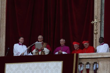 Roma, İtalya 08-05-2025: Yeni papa Aziz Peter Bazilikası 'nın orta balkonunda göründü: Papa 16. Leo, Amerikan Kardinali Robert Francis Prevost, Papa Francis Prevost' un halefi..