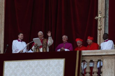 Roma, İtalya 08-05-2025: Yeni papa Aziz Peter Bazilikası 'nın orta balkonunda göründü: Papa 16. Leo, Amerikan Kardinali Robert Francis Prevost, Papa Francis Prevost' un halefi..
