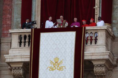 Roma, İtalya 08-05-2025: Yeni papa Aziz Peter Bazilikası 'nın orta balkonunda göründü: Papa 16. Leo, Amerikan Kardinali Robert Francis Prevost, Papa Francis Prevost' un halefi..