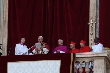 Roma, İtalya 08-05-2025: Yeni papa Aziz Peter Bazilikası 'nın orta balkonunda göründü: Papa 16. Leo, Amerikan Kardinali Robert Francis Prevost, Papa Francis Prevost' un halefi..