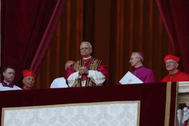 Roma, İtalya 08-05-2025: Yeni papa Aziz Peter Bazilikası 'nın orta balkonunda göründü: Papa 16. Leo, Amerikan Kardinali Robert Francis Prevost, Papa Francis Prevost' un halefi..