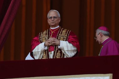 Roma, İtalya 08-05-2025: Yeni papa Aziz Peter Bazilikası 'nın orta balkonunda göründü: Papa 16. Leo, Amerikan Kardinali Robert Francis Prevost, Papa Francis Prevost' un halefi..