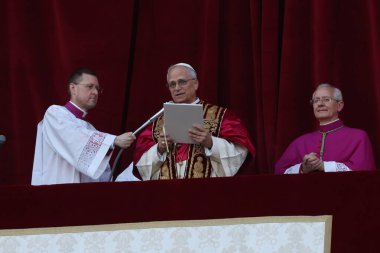Roma, İtalya 08-05-2025: Yeni papa Aziz Peter Bazilikası 'nın orta balkonunda göründü: Papa 16. Leo, Amerikan Kardinali Robert Francis Prevost, Papa Francis Prevost' un halefi..