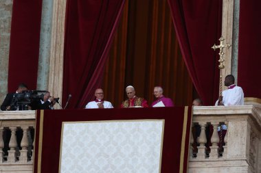 Roma, İtalya 08-05-2025: Yeni papa Aziz Peter Bazilikası 'nın orta balkonunda göründü: Papa 16. Leo, Amerikan Kardinali Robert Francis Prevost, Papa Francis Prevost' un halefi..