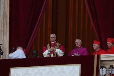 Roma, İtalya 08-05-2025: Yeni papa Aziz Peter Bazilikası 'nın orta balkonunda göründü: Papa 16. Leo, Amerikan Kardinali Robert Francis Prevost, Papa Francis Prevost' un halefi..