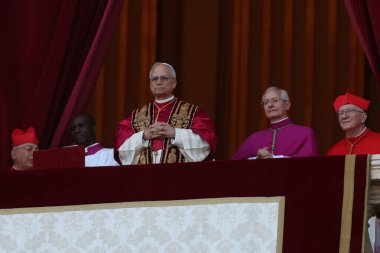 Roma, İtalya 08-05-2025: Yeni papa Aziz Peter Bazilikası 'nın orta balkonunda göründü: Papa 16. Leo, Amerikan Kardinali Robert Francis Prevost, Papa Francis Prevost' un halefi..